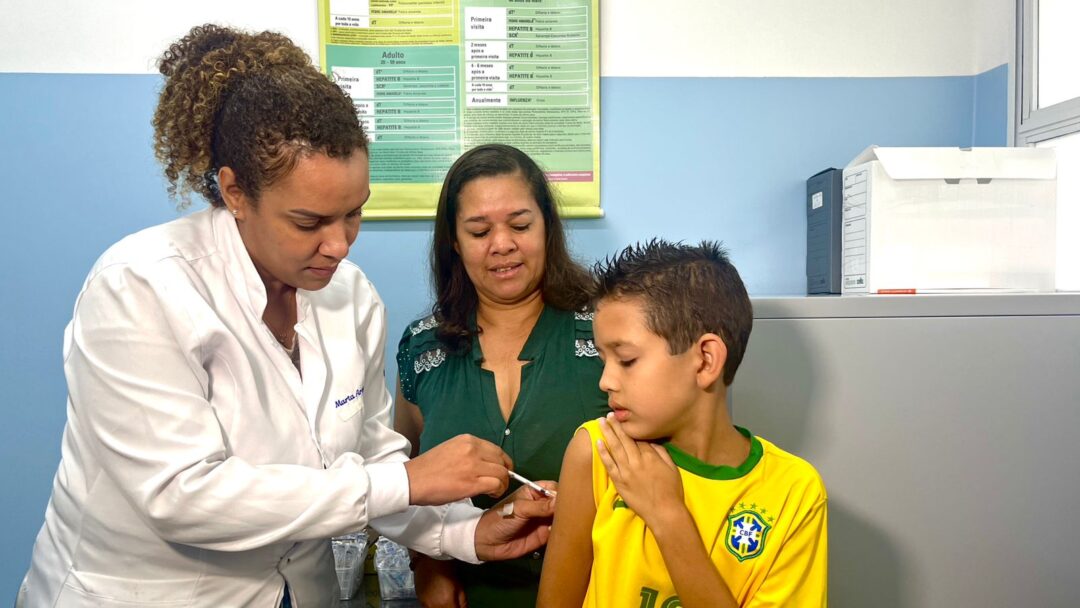 Mathias Aldemar Inácio, de 10 anos, recebeu a dose na UBS Jardim Fortuna