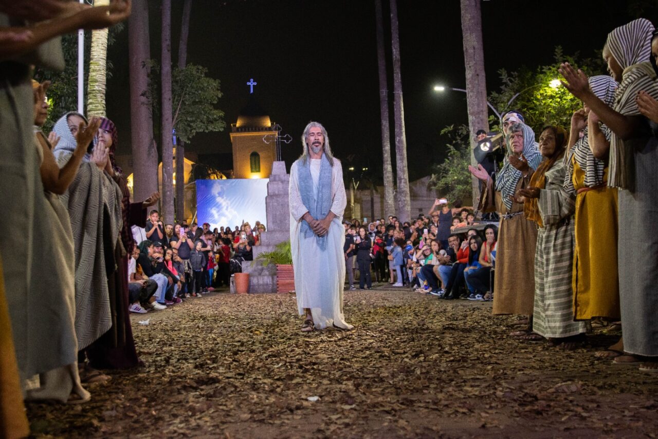 O espetáculo retratou o nascimento de Cristo, o milagre do cego de Jericó, a traição de Judas, a via sacra e a crucificação